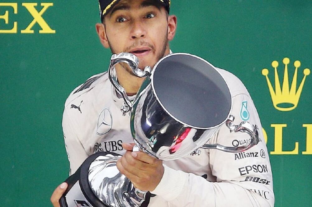 El piloto británico Lewis Hamilton, con el trofeo del Gran Premio de Brasil (MARCIO FERNANDES. XINHUA)