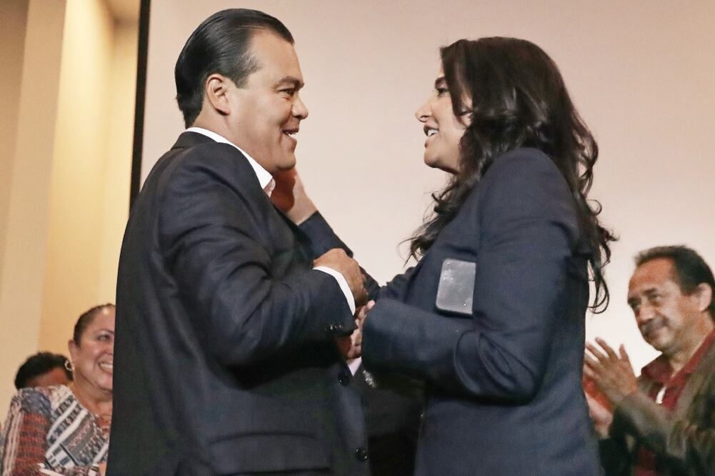 Zepeda estuvo acompañado por Alejandra Barrales (ALEJANDRO ACOSTA. EL UNIVERSAL)