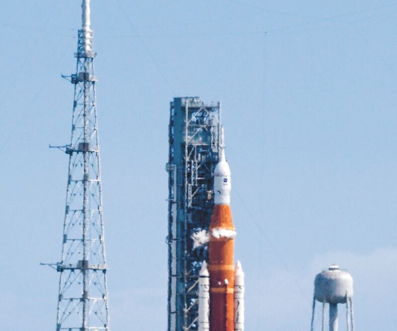 El cohete mide 98 metros y llevará a la nave Orión. Foto: Chandan Khanna/AFP