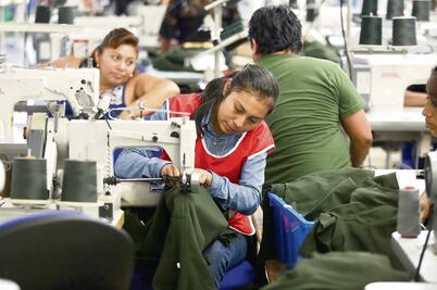 Manos mayas cosen uniformes de la NASA