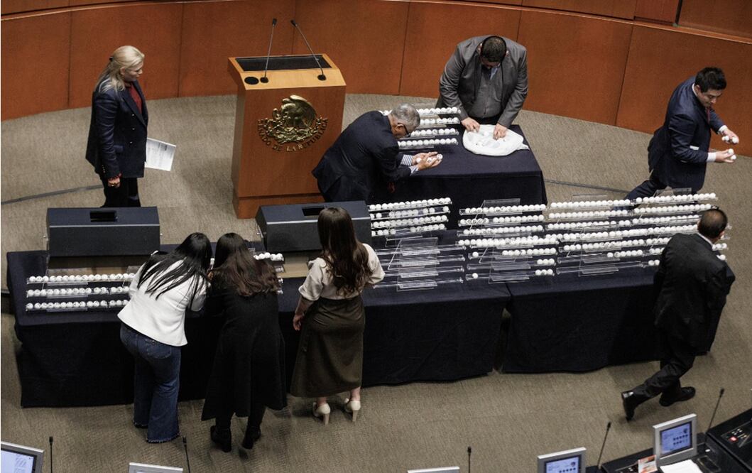 Instalan en Senado dos urnas transparentes para la insaculación. Fotos: Yaretzy M. Osnaya / EL UNIVERSAL