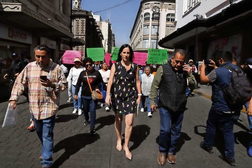 Lía Limón y habitantes de Álvaro Obregón protestaron ante la sede del Gobierno capitalino por daños en sus casas. Foto Especial