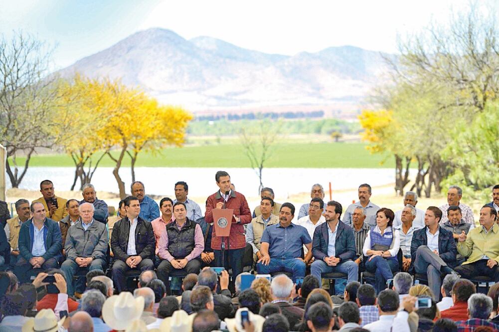 El presidente Enrique Peña Nieto entregó equipamiento de pozos agrícolas y modernización de unidades y distritos de riego en Fresnillo, Zacatecas (PRESIDENCIA)