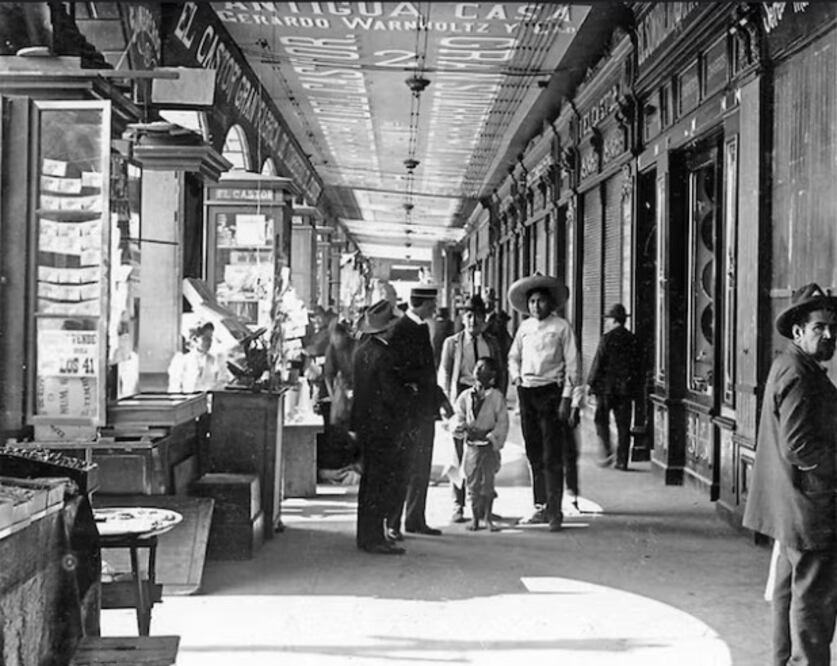 Una escena cotidiana en el Portal de Mercaderes a finales del siglo XIX. / ARCHIVO DE EL UNIVERSAL