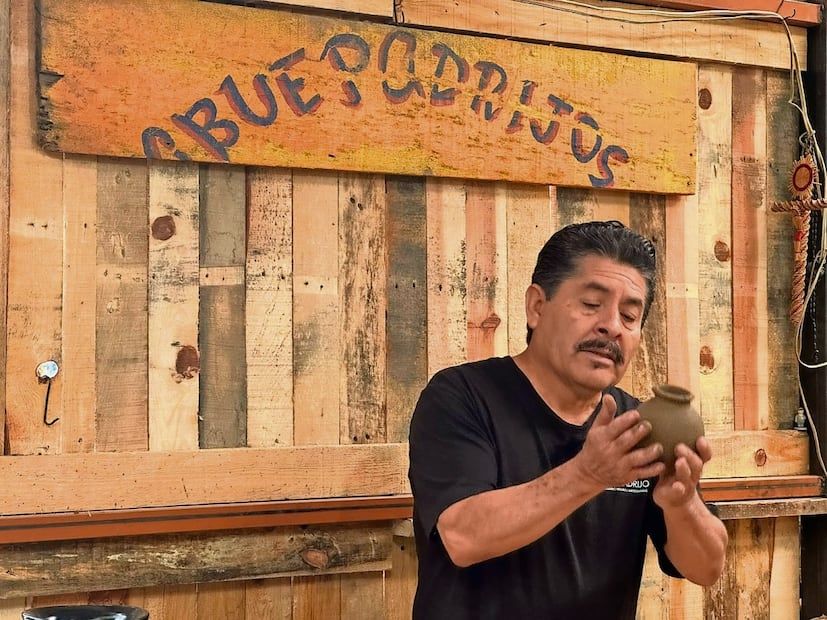 Las artesanías oaxaqueñas y poblanas enviadas al espacio cercano son piezas representativas del barro negro y talavera. Foto: Especial