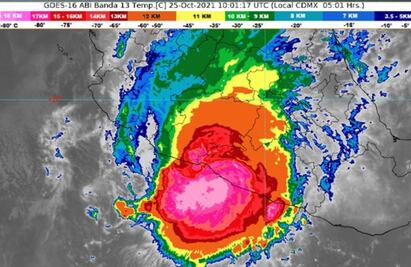 Rick toca tierra como huracán categoría 2 en La Unión de Isidoro Montes de Oca, Guerrero