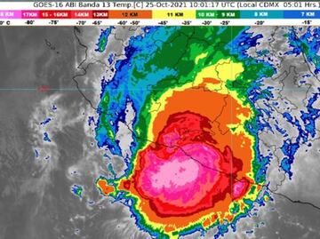 Rick toca tierra como huracán categoría 2 en La Unión de Isidoro Montes de Oca, Guerrero