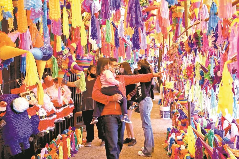 Las piñatas son de los artículos más buscados en el Mercado de Jamaica. Los comerciantes tratan de respetar las medidas sanitarias. DIEGO SIMÓN. EL UNIVERSAL