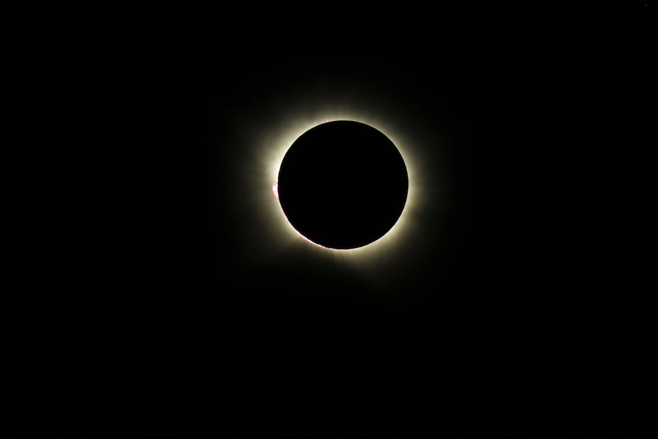 La Luna cubre por completo al Sol, en la última fase del eclipse solar visto desde la localidad de Yebes, Guadalajara, en España. FOTO: ISMAEL HERRERO. EFE