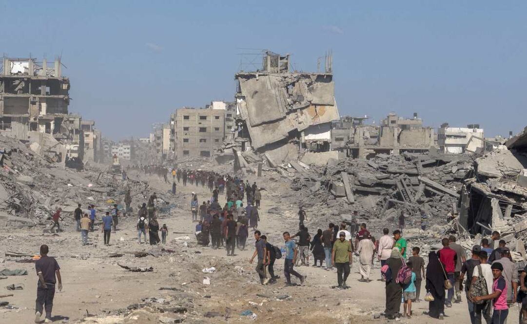 Miles de palestinos desplazados al sur de la Franja regresan este viernes a la asediada Ciudad de Gaza con la esperanza de encontrar en pie sus casas con motivo de la entrada en vigor del alto el fuego y la primera retirada de las tropas. Foto: EFE