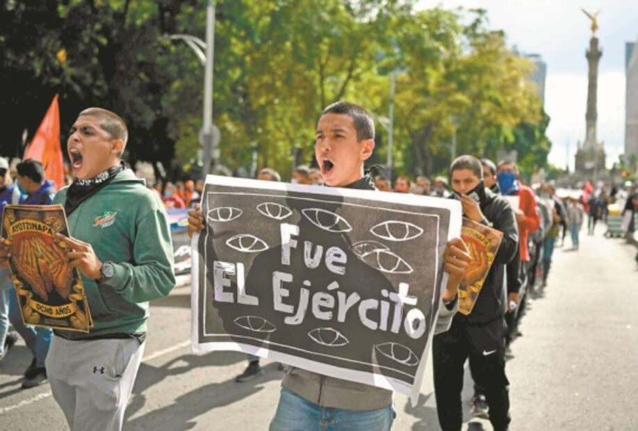 Padres de los 43 exigen castigo a militares