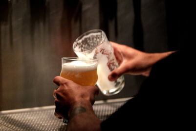 Donan mil litros de cerveza para costear tratamiento de leucemia