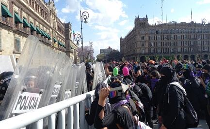 Policías de la CDMX contienen a feministas en Palacio Nacional