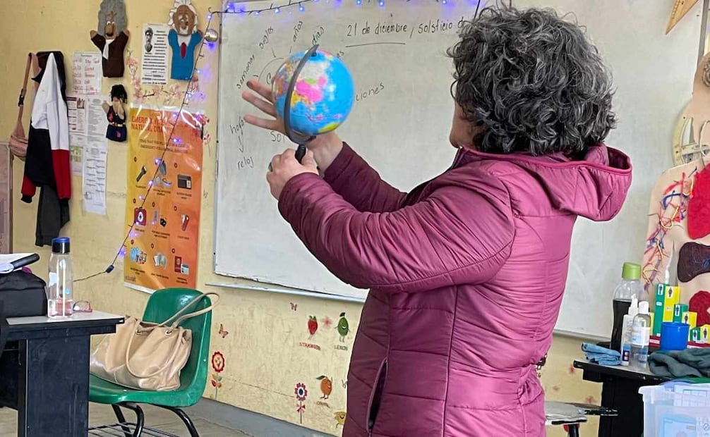 La maestra Herminia Hernández Morales, enseña de manera voluntaria matemáticas mayas a estudiantes de secundaria en San Cristóbal de las Casas. Foto: cortesía Herminia Hernández.