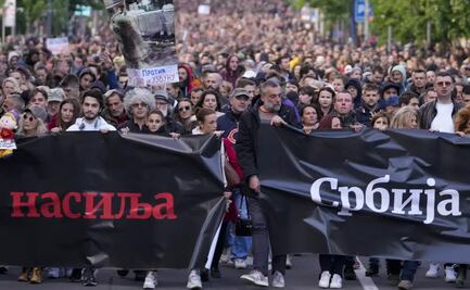 Manifestantes en Serbia piden dimisión del presidente Vucic tras tiroteos de mayo