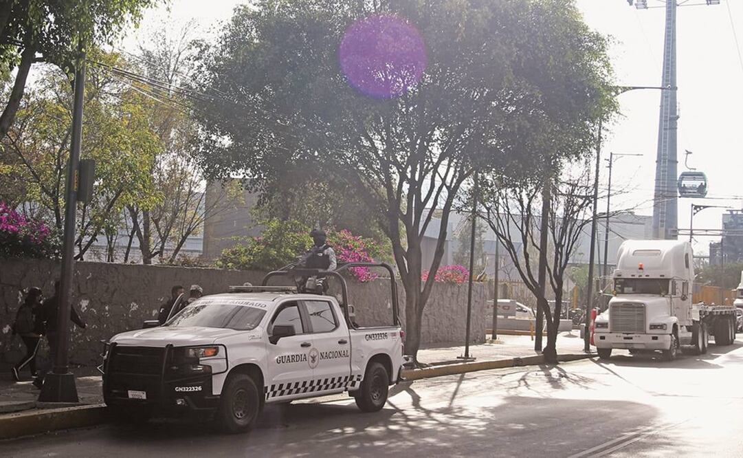 Una camioneta con ocho guardias nacionales fue captada a un costado del acceso principal de los talleres del Metro en Ticomán.