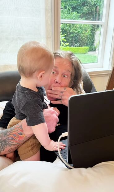 Ozzy Osbourne y su nieto, hijo de Kelly, el pequeño Sidney.
Foto: Instagram, vía @kellyosbourne