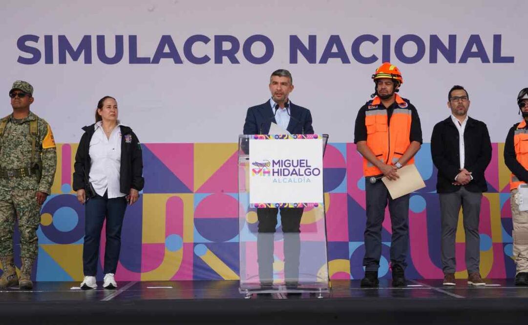 En los primeros reportes, trabajadores y colaboradores ya se ubicaban en las explanadas y espacios seguros a la espera de la respectiva revisión de los inmuebles en el simulacro de este 19 de septiembre de 2024. Foto: Especial