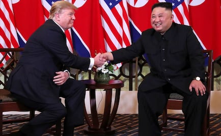 Trump y Kim, optimistas al inicio de su cumbre en Vietnam, se dan la mano y sonríen