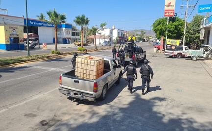 Localizan camioneta que transportaba mil litros de combustible en Sinaloa