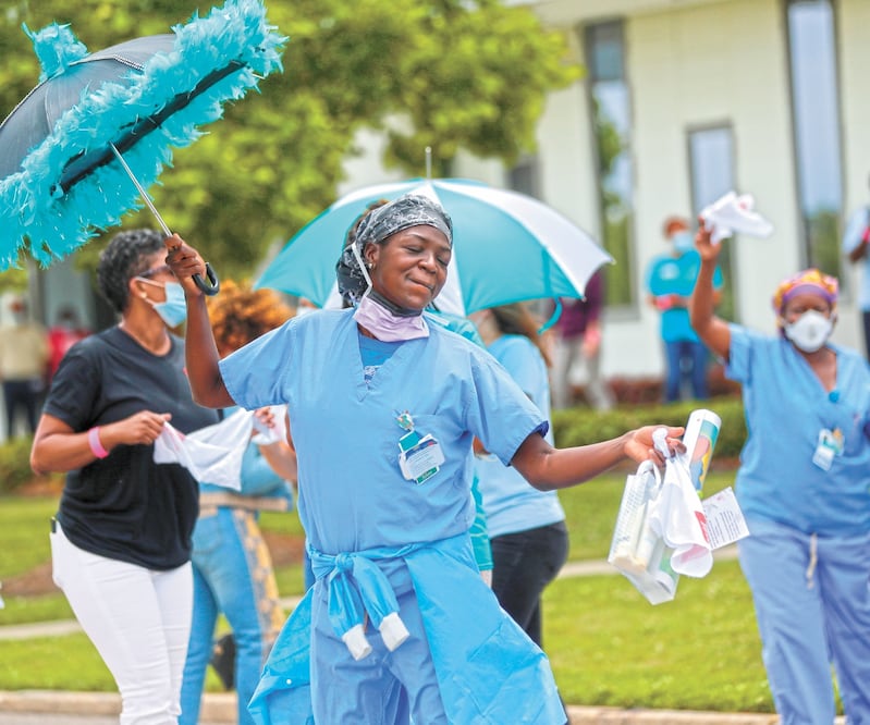 Empleados sanitarios bailan al ritmo de una serenata de jazz, en agradecimiento a su labor en el cuidado de los enfermos de Covid-19, en Nueva Orleans. Foto: GERALD HERBERT. AP
