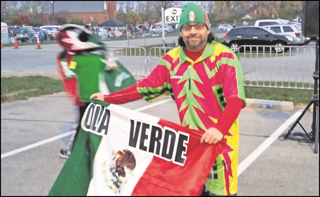 Un mexicano, radicado en la Unión Americana, no perdía la fe antes del partido. Foto: Edgar Luna