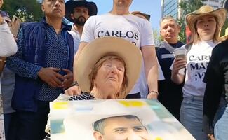 Doña Raquel, abuelita de Carlos Manzo, asiste a la marcha de la Generación Z; avanza en su silla de ruedas para llegar al Zócalo