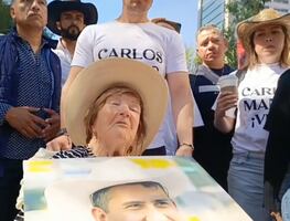 Doña Raquel, abuelita de Carlos Manzo, asiste a la marcha de la Generación Z; avanza en su silla de ruedas para llegar al Zócalo