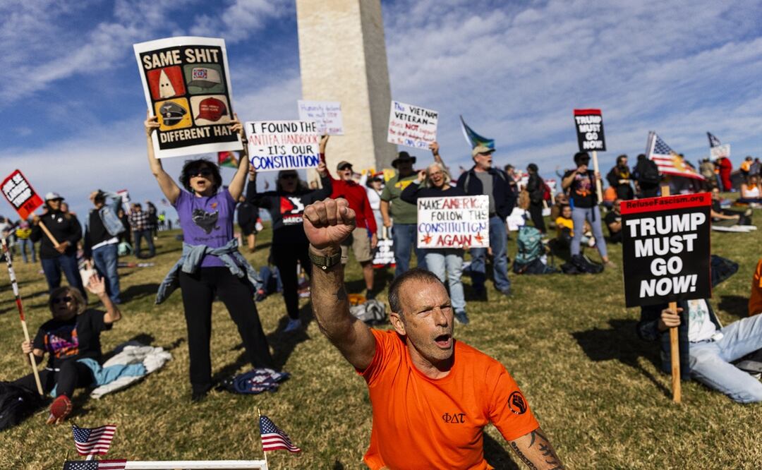 Los manifestantes han celebrado, con cánticos y pancartas, la ola azul en las contiendas locales del país, como las de Nueva York, Virginia o Nueva Jersey, que definen como un duro golpe para la administración estadounidense. Foto: EFE