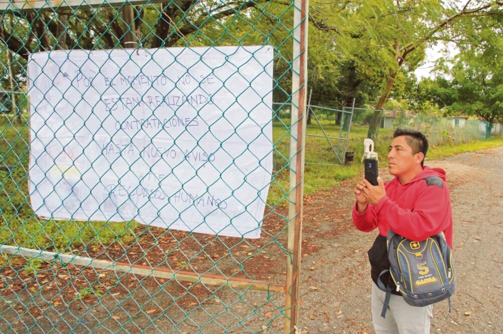 Anselmo Jiménez viajó a Palenque con la ilusión de trabajar en el megaproyecto, pero se decepcionó al ver un letrero que decía “no hay contrataciones”, al que le tomó fotos para mostrarle a su familia. (LUIS MANUEL LÓPEZ)
