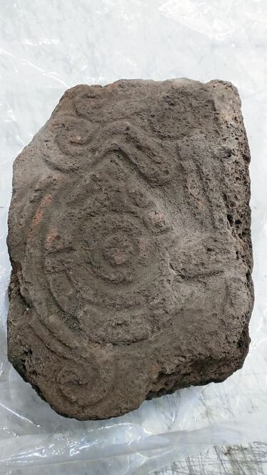 Figura de piedra labrada con símbolos prehispánicos se localizó en empresa de mensajería en Nuevo León. Foto: Especial