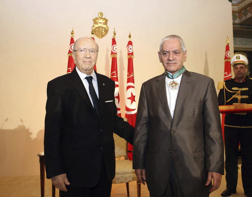 El presidente de Túnez, Beji Caid Essebsi (izq), al condecorar en enero con la Legión de Honor al secretario general de la Unión General de los Trabajadores, Houcine Abbassi (ARCHIVO EFE)