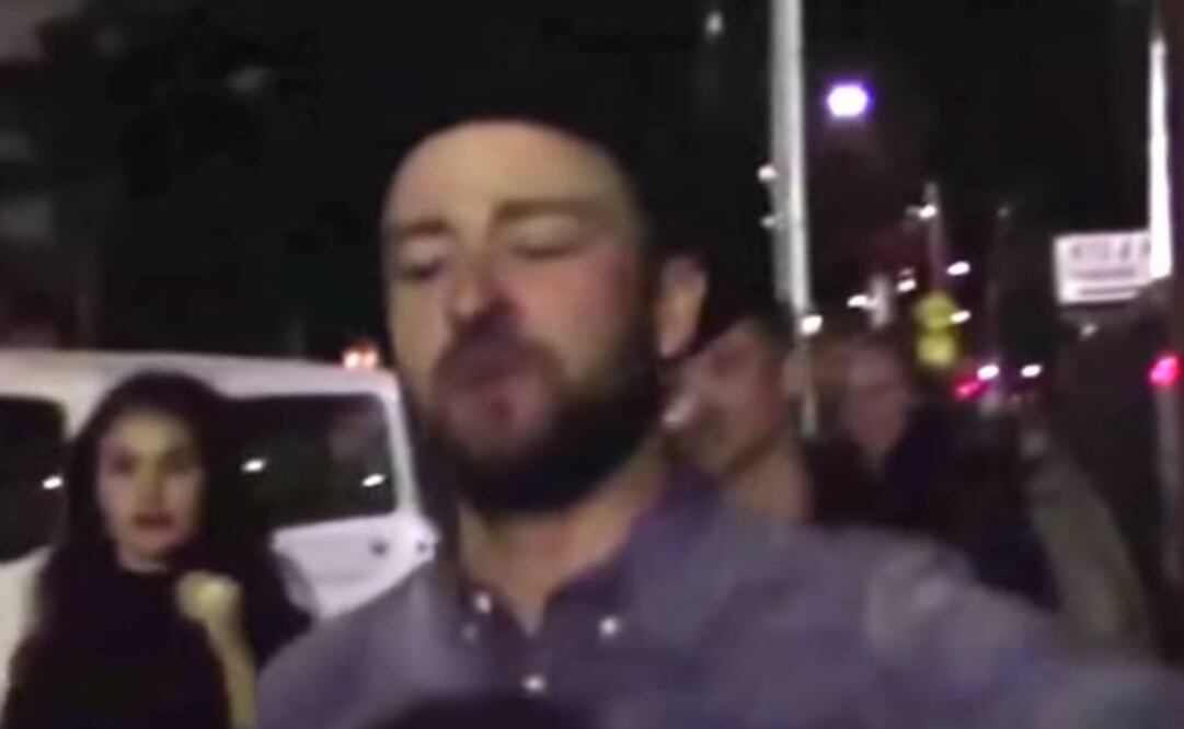 Después de una noche de fiesta en los Country Music Awards 2015, el también actor salió de ahí un tanto "alegre", con un vaso en la mano. FOTO: Captura.