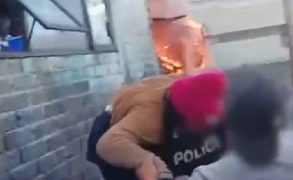 Mujer fue sacada del domicilio por una ventana (26/01/2026). Foto: Especial