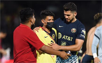 Henry Martín defiende a un aficionado del América