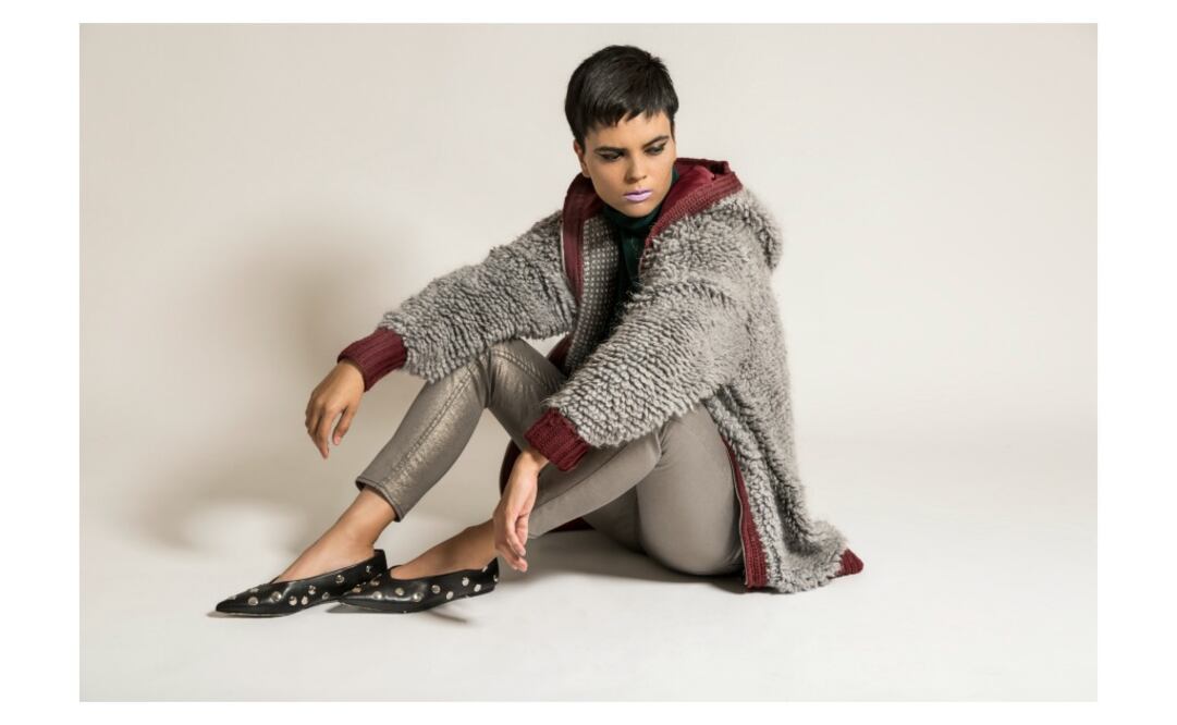 Abrigo tejido con capucha y puños contrastantes, de Bimba y Lola. Jeans de Calvin Klein. Flats con estoperoles, de Bimba y Lola.