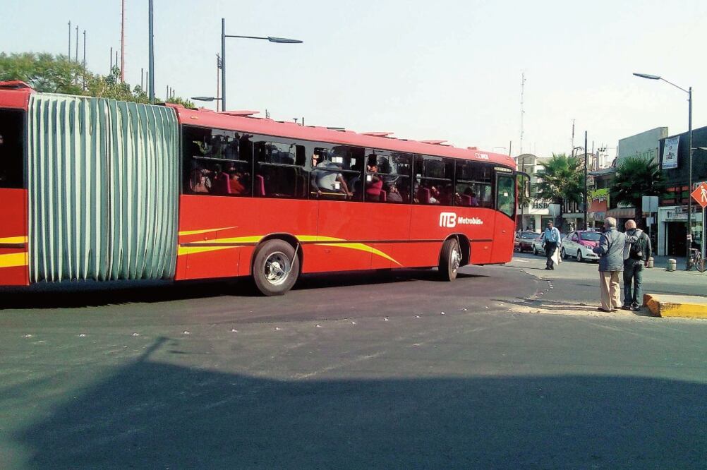 En calzada de Los Misterios, el Metrobús da vuelta en la calle de Fray Juan de Zumárraga, y no hay semáforos que indiquen esta incorporación; una persona se encarga de marcar el alto a los automóviles (EDUARDO HERNÁNDEZ. EL UNIVERSAL)