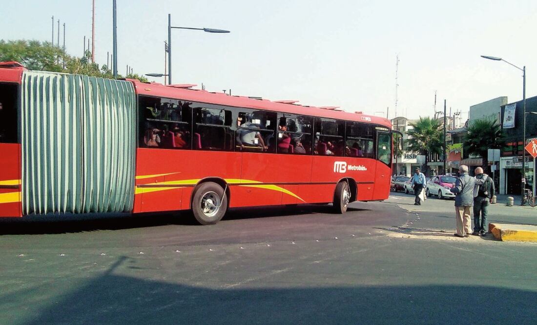 En calzada de Los Misterios, el Metrobús da vuelta en la calle de Fray Juan de Zumárraga, y no hay semáforos que indiquen esta incorporación; una persona se encarga de marcar el alto a los automóviles (EDUARDO HERNÁNDEZ. EL UNIVERSAL)