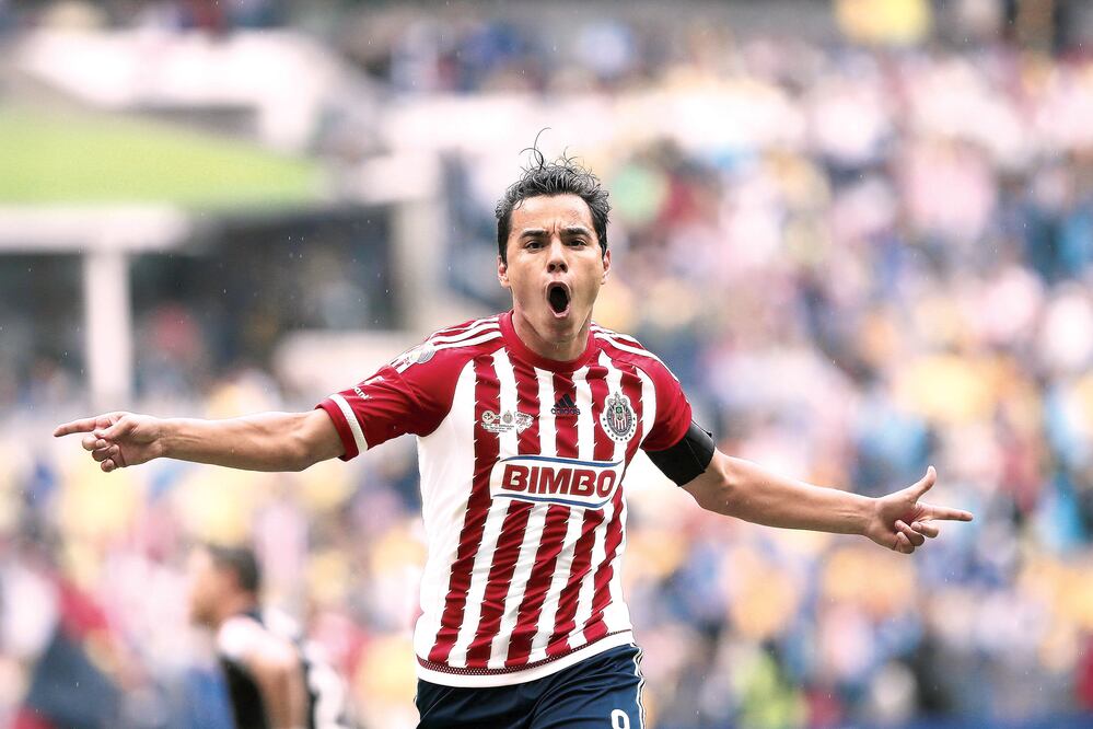 El delantero del Guadalajara, Omar Bravo, intentará romper el récord de imbatibilidad de Pumas en CU (JOSÉ MÉNDEZ. EFE)