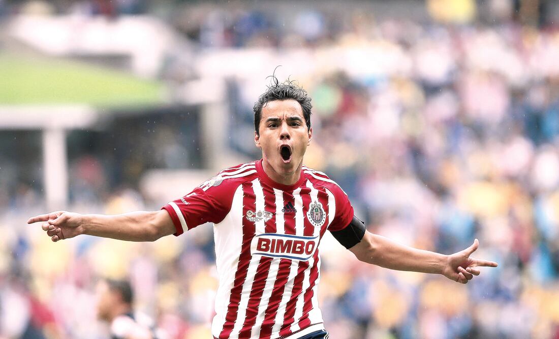El delantero del Guadalajara, Omar Bravo, intentará romper el récord de imbatibilidad de Pumas en CU (JOSÉ MÉNDEZ. EFE)