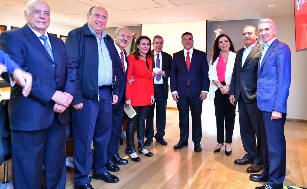 De izq., a derecha: Jorge de la Vega, Rubén Moreira, Augusto Gómez, Carolina Viggiano, Alito Moreno, Carolina Monroy, Fabio Beltrones y Roberto Madrazo. Fotos: Especiales 