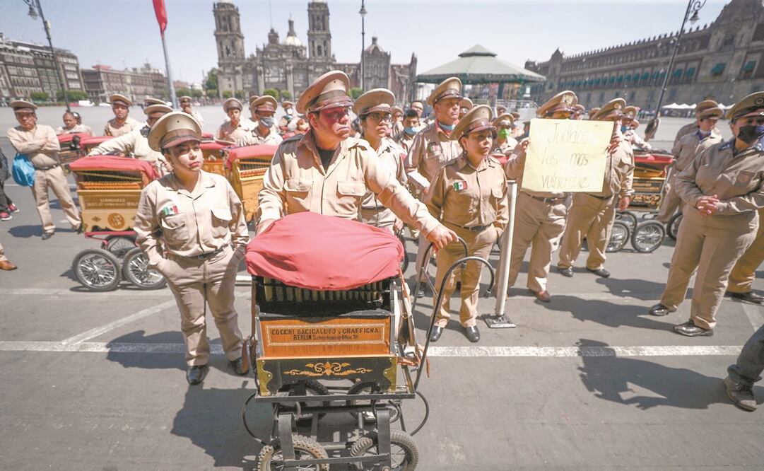 Los organilleros marcharon de Bellas Artes al Zócalo capitalino para pedirle al gobierno ayuda económica, pues se han quedado sin ingresos por el Covid-19. Foto: DIEGO SIMÓN SÁNCHEZ. EL UNIVERSAL