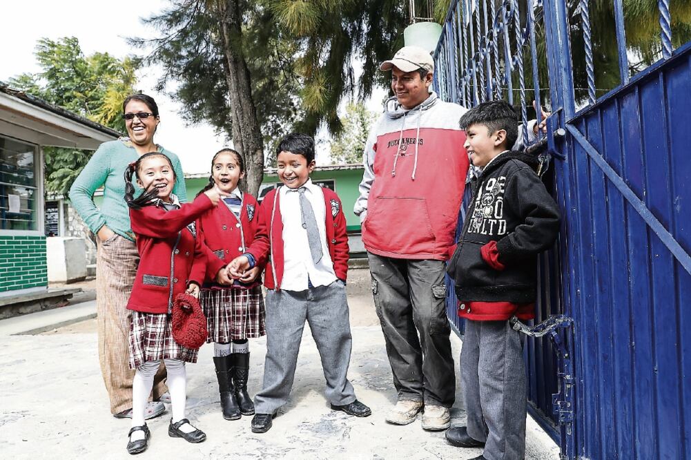 Juventino y su esposa, Verónica, se casaron en Georgia, EU, donde nacieron sus cuatro hijos cuyas edades fluctúan entre los 14 y los 5 años. Ella y sus niños llegaron hace seis meses a México (GERMÁN ESPINOSA)