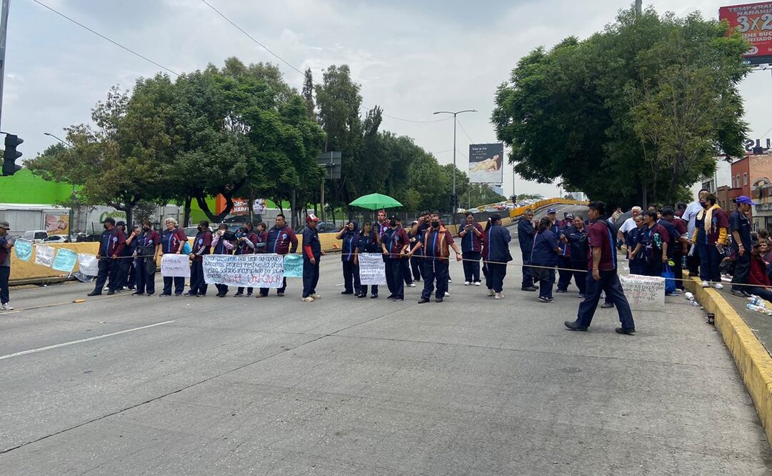 Trabajadores de limpieza del IPN bloquean avenidas por falta de pago. Foto:  Juan Carlos Williams e Iván Montaño / EL UNIVERSAL