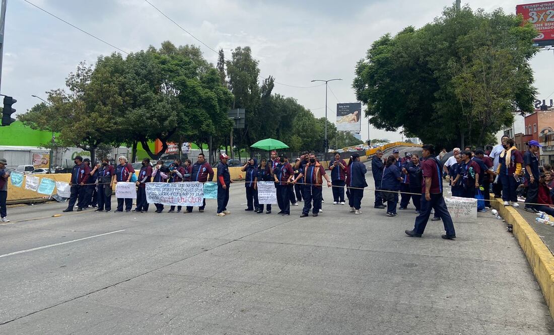 Trabajadores de limpieza del IPN bloquean avenidas por falta de pago. Foto: Juan Carlos Williams e Iván Montaño / EL UNIVERSAL