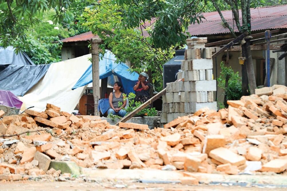 Sandra Martínez lleva más de 48 horas durmiendo con sus hijos y su esposo en un campamento improvisado en su patio, tras el sismo (VALENTE ROSAS. EL UNIVERSAL)