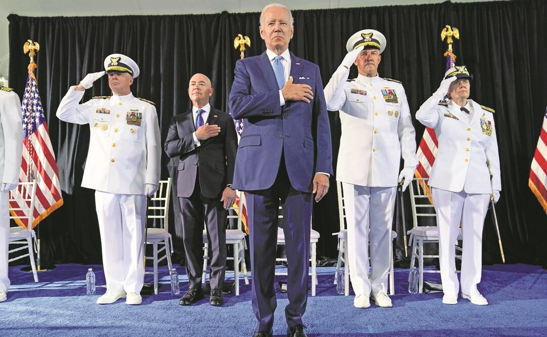 El presidente Biden, en una ceremonia con la Guardia Costera, en Washington. La inasistencia de países a la Cumbre de las Américas sería un duro revés para él. Foto: Evan Vucci/ AP.