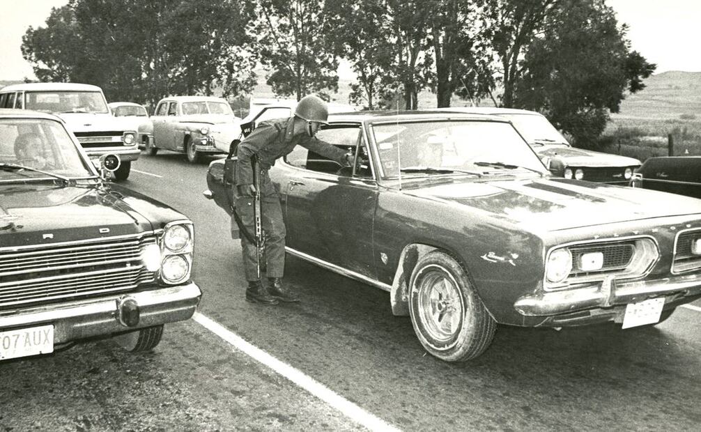 Una de las estrategias de búsqueda fue desplegar elementos de las Fuerzas Armadas para inspeccionar los vehículos que transitaban los caminos de salida de Guadalajara. Archivo EL UNIVERSAL.