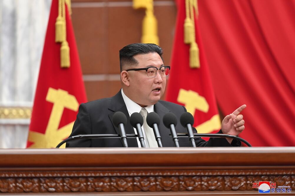 El líder norcoreano, Kim Jong-un, en una reunión del Comité Central del gobernante Partido de los Trabajadores en Pyongyang. Foto: EFE
