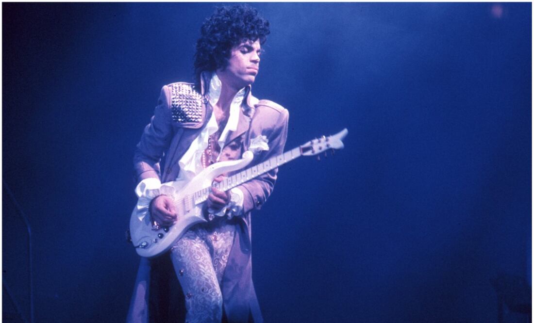 Videos oficiales de Prince comenzaron a aparecer el viernes en YouTube, un año después de la muerte de la estrella pop, quien era un gran enemigo del sitio